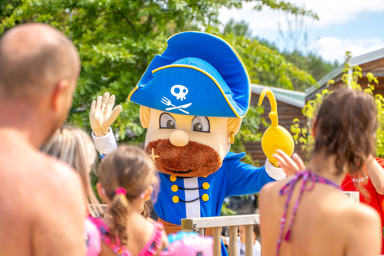 Mascota pirata animando a ni�os y adultos en el camping CAPFUN Lila en LINXE (40).
