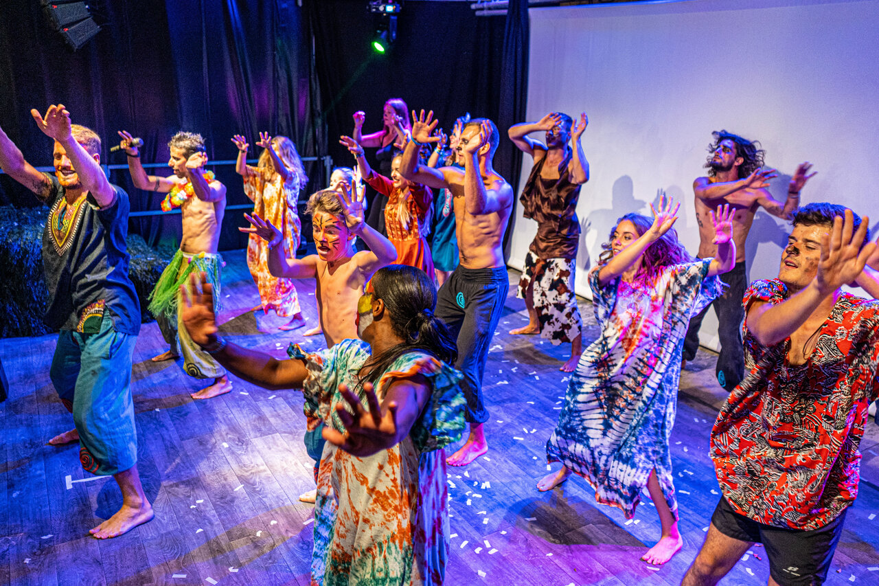 Espect�culo de animaci�n con bailarines disfrazados y maquillados en el camping CAPFUN Lila en LINXE (40).