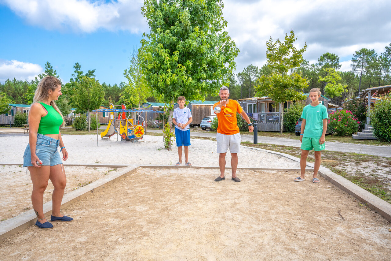 Familia jugando a la petanca en el camping CAPFUN Lila en LINXE (40).
