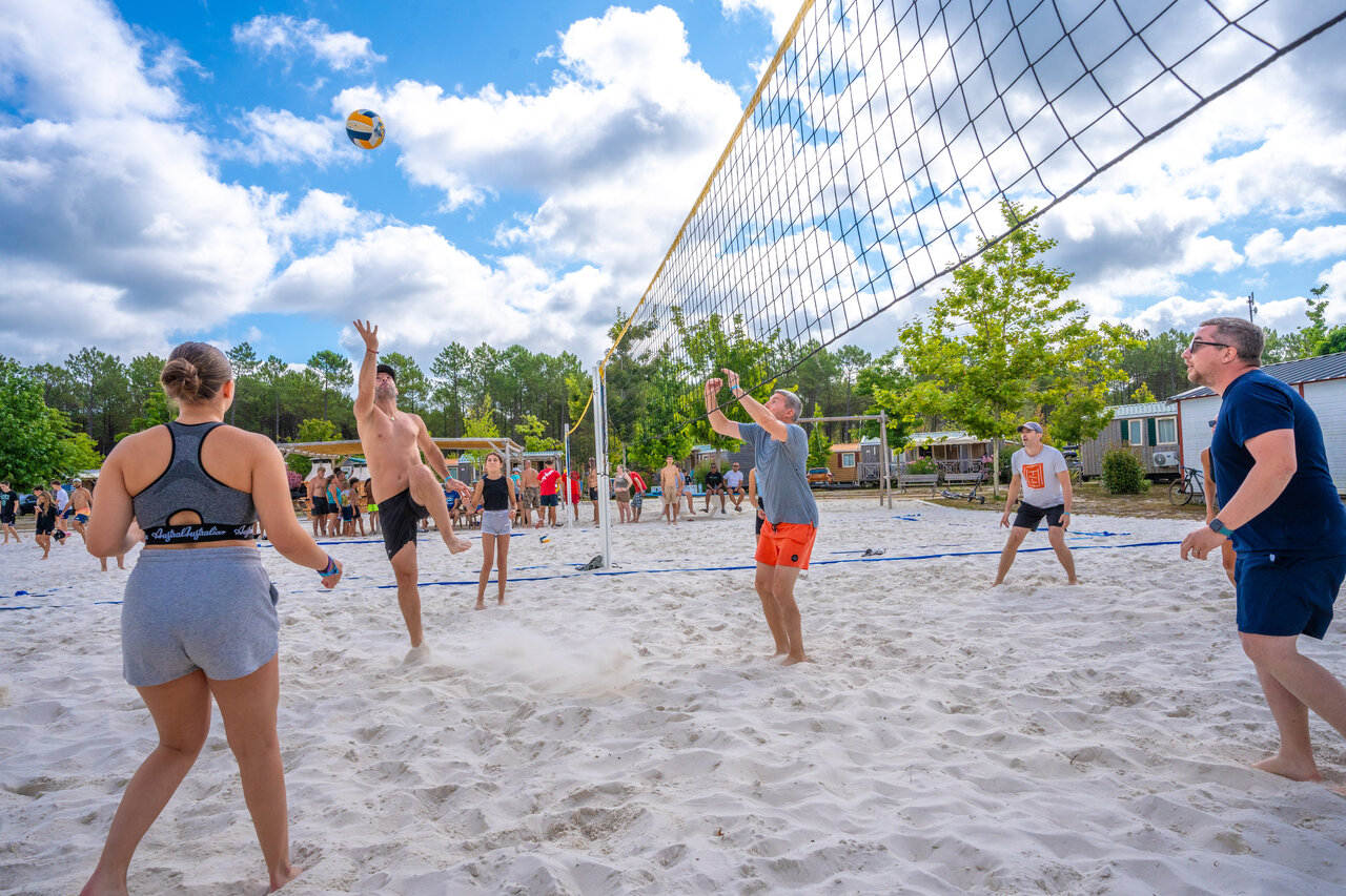 Jugadores de voleibol de playa en cancha de arena, camping CAPFUN Lila, LINXE (40).