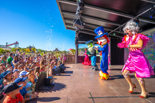 Espectáculo de animación con mascotas y público entusiasta en el camping CAPFUN Lila en LINXE (40).