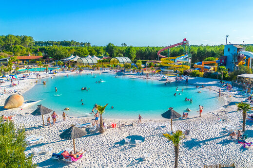 Gran piscina laguna, playa de arena, toboganes acu�ticos en camping CAPFUN Lila en LINXE (40).