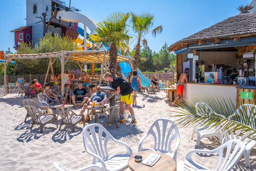 Bar exterior y relax en arena en el camping CAPFUN Lila (40).