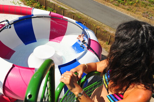 Tobog�n acu�tico gigante y piscina en el camping CAPFUN Lila en LINXE (40).