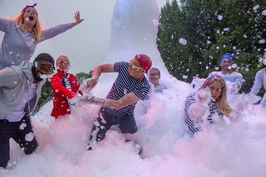 Animación de espuma festiva con veraneantes en el camping CAPFUN Lila en LINXE (40).