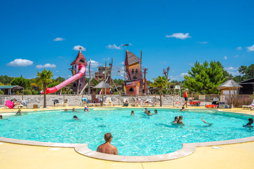 Piscina exterior con tobogán y juegos acuáticos en el camping CAPFUN Lila en LINXE (40).
