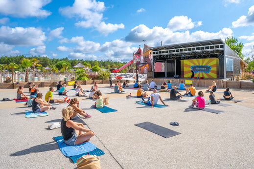 Clase de fitness al aire libre en el camping CAPFUN Lila en LINXE (40).