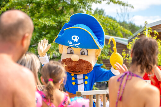 Mascota pirata animando a los niños en el camping CAPFUN Lila en LINXE (40).