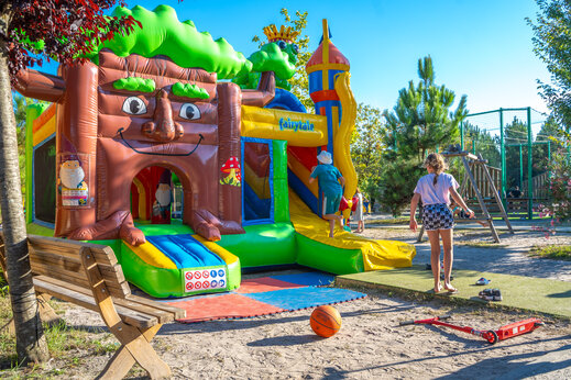 Castillo hinchable gigante para niños en el camping CAPFUN Lila en LINXE (40).