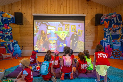 Niños del Mini Club viendo un espectáculo de animación en el camping CAPFUN Lila en LINXE (40).