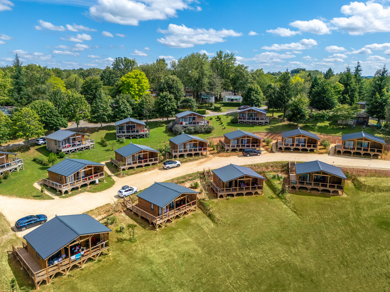 Caba�as de madera, terrazas, caminos en el camping CLICOCHIC Linotte en Le Bugue (24).