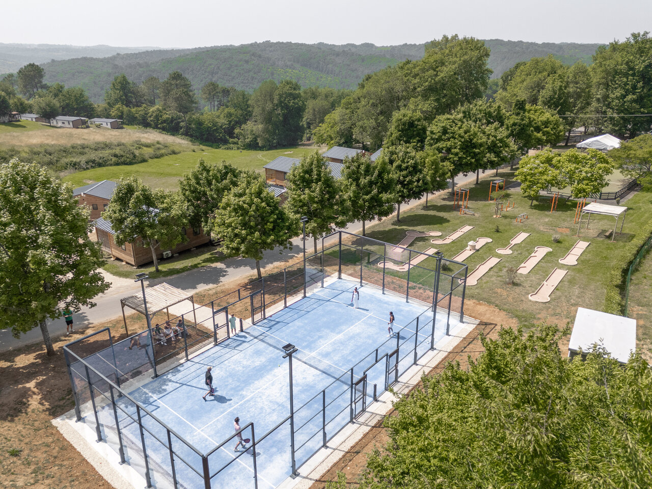 Pista de p�del, minigolf, alojamientos en el camping CLICOCHIC Linotte en Le Bugue (24).