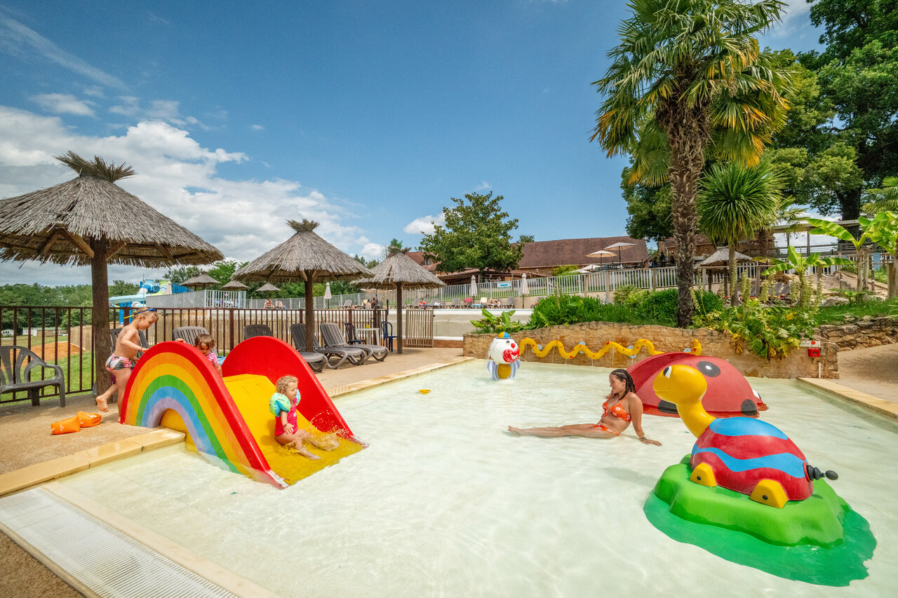 Piscina infantil, tobog�n, juegos acu�ticos en camping CLICOCHIC Linotte, Le Bugue.