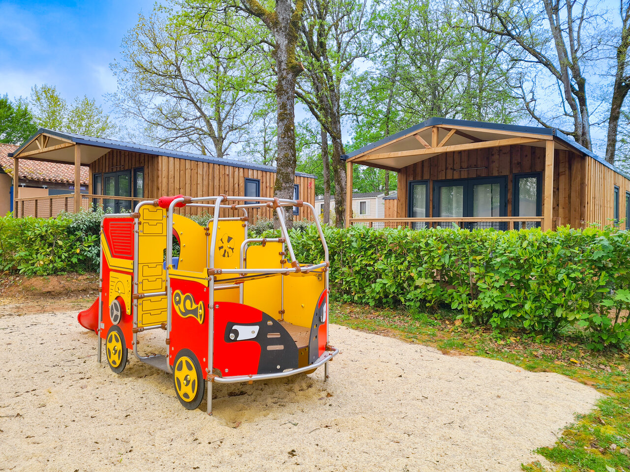 Zona de juegos infantil y modernos mobile-homes en el camping CLICOCHIC Linotte en Le Bugue (24).