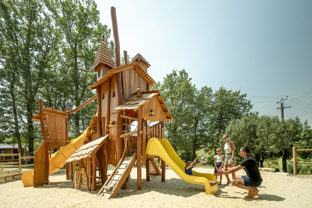 Gran parque infantil de madera, toboganes, ni�os en el camping CLICOCHIC Linotte en Le Bugue (24).