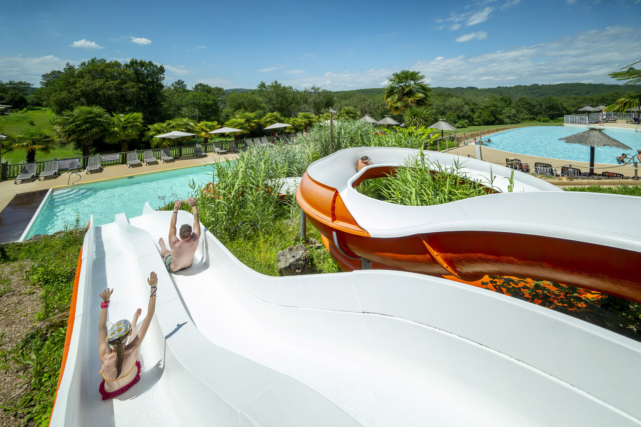 Toboganes acu�ticos y piscinas exteriores en el camping CLICOCHIC Linotte en Le Bugue (24).