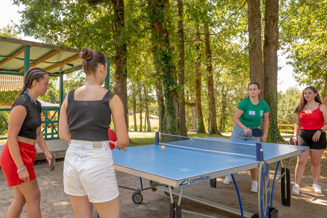 J�venes jugando al ping-pong al aire libre, animaci�n en el camping CLICOCHIC Linotte en Le Bugue (24).