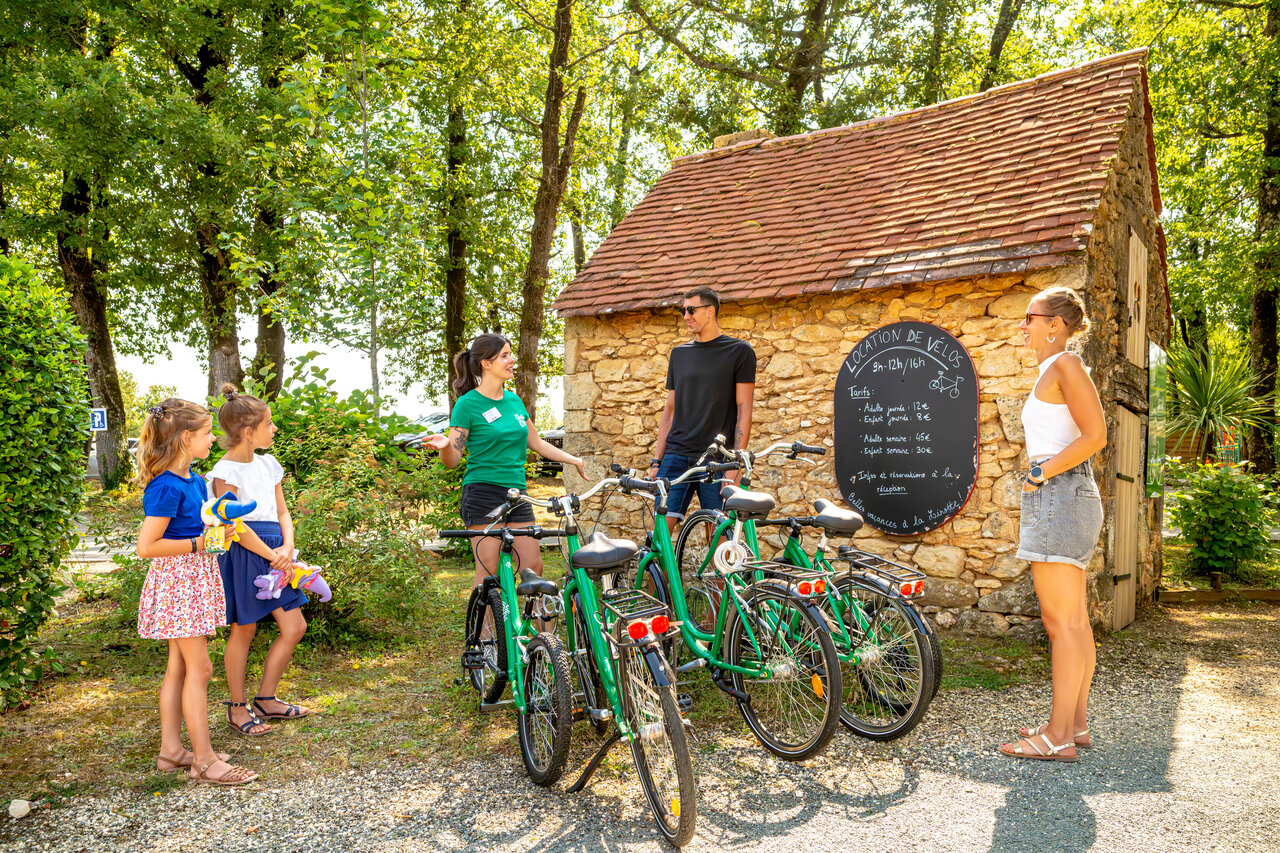 Alquiler de bicicletas verdes para familias en camping CLICOCHIC Linotte en Le Bugue (24).