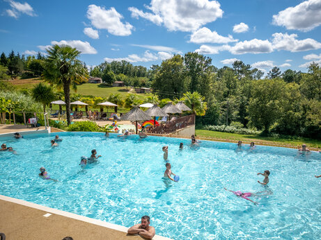 Piscina exterior familiar con baño y juegos en el camping CLICOCHIC Linotte en Le Bugue.