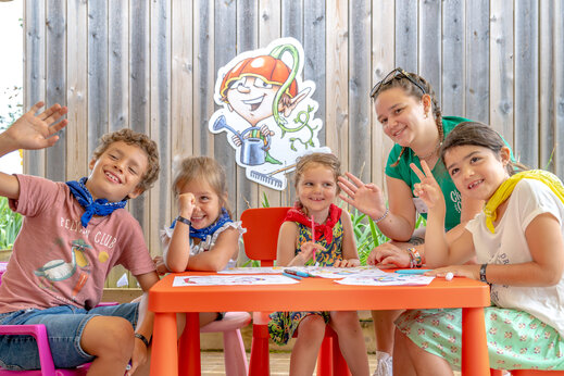 Animación infantil, actividad creativa con la animadora en el camping CLICOCHIC Linotte en Le Bugue (24).