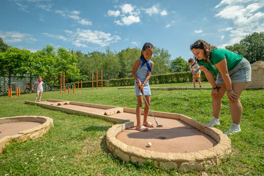 Minigolf con niños y animador en el camping CLICOCHIC Linotte en Le Bugue (24).