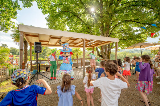 Animación infantil con mascota y baile en el camping CLICOCHIC Linotte en Le Bugue (24).