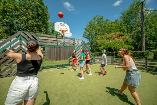 Cancha multideportiva para baloncesto en el camping CLICOCHIC Linotte en Le Bugue.
