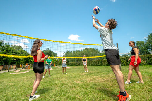 Campo de voleibol con jóvenes en el camping CLICOCHIC Linotte en Le Bugue (24).