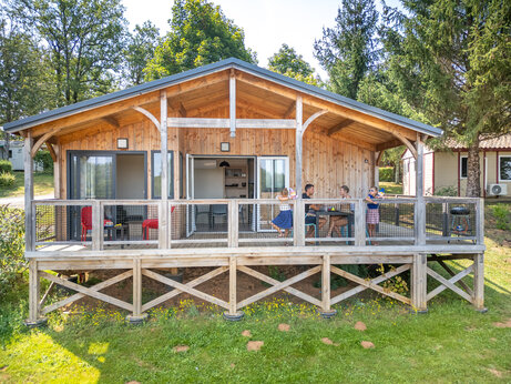 Mobil-home de madera con terraza en camping CLICOCHIC Linotte, Le Bugue (24).
