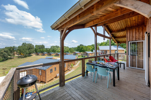 Casa móvil con terraza, mesa y barbacoa en camping CLICOCHIC Linotte (24).