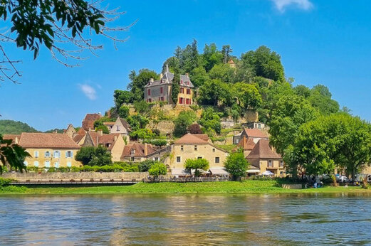 Pintoresco pueblo medieval a orillas del río Dordoña, para visitar en Nueva Aquitania.
