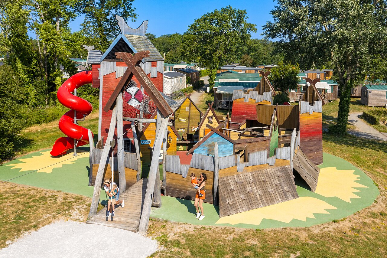 Parque infantil gigante con tobog�n y tirolina en el camping CAPFUN Lodge en SARZEAU (56).