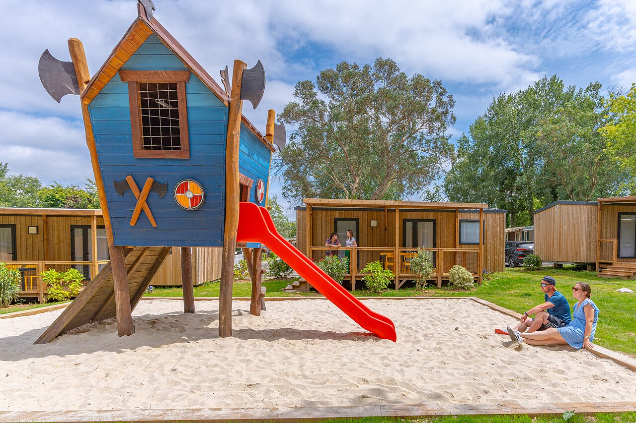 �rea de juegos vikinga con tobog�n y mobil-homes en CAPFUN Lodge SARZEAU (56).