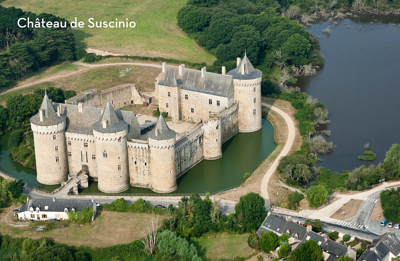 Castillo de Suscinio, fortaleza medieval con foso, para visitar cerca de Sarzeau, Morbihan.
