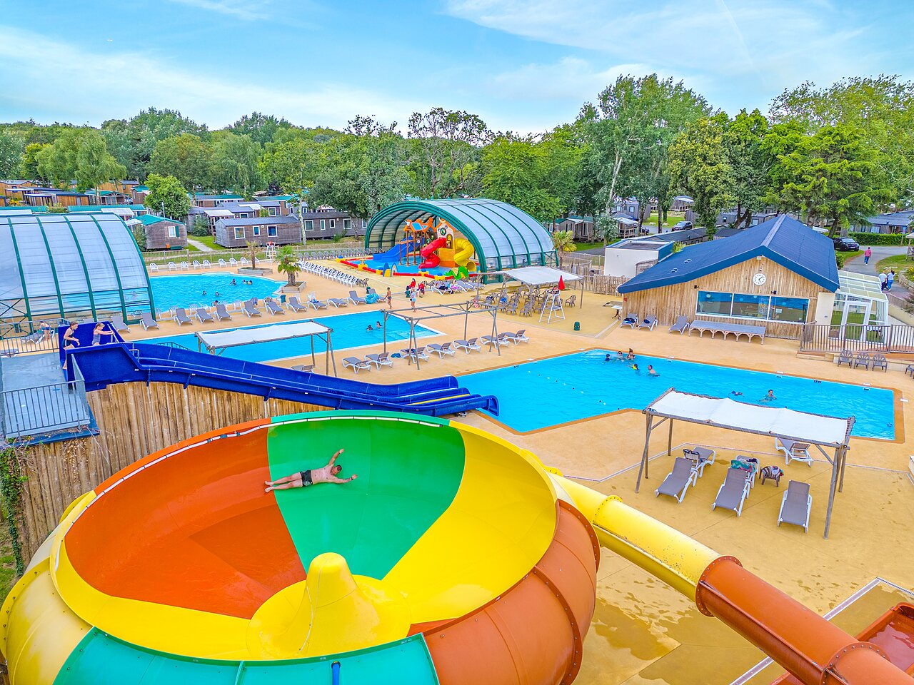 Toboganes acu�ticos, piscinas exteriores y cubiertas en el camping CAPFUN Lodge en SARZEAU (56).