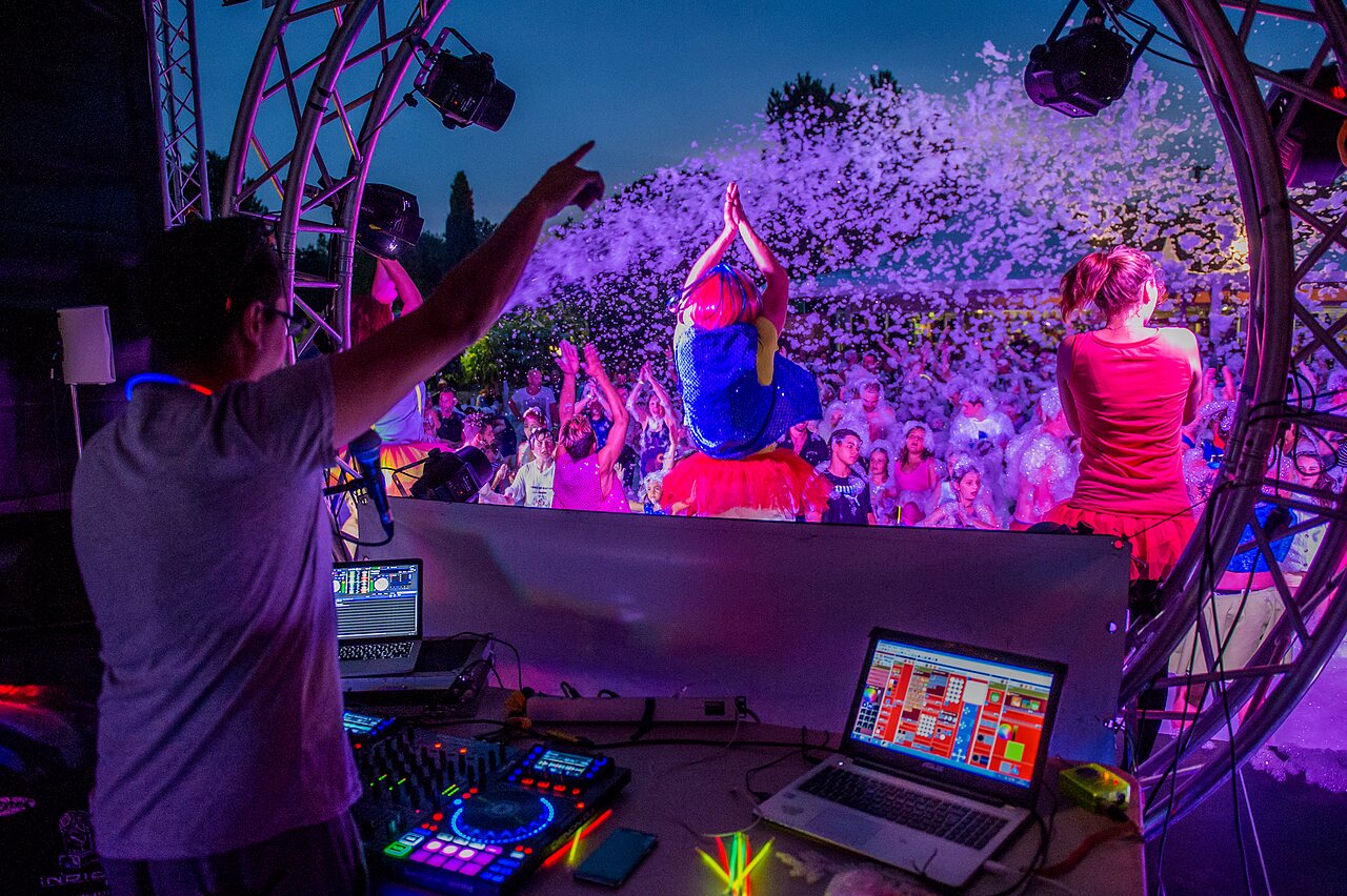 Fiesta de la espuma con DJ y bailarines en camping CAPFUN Lodge SARZEAU (56).