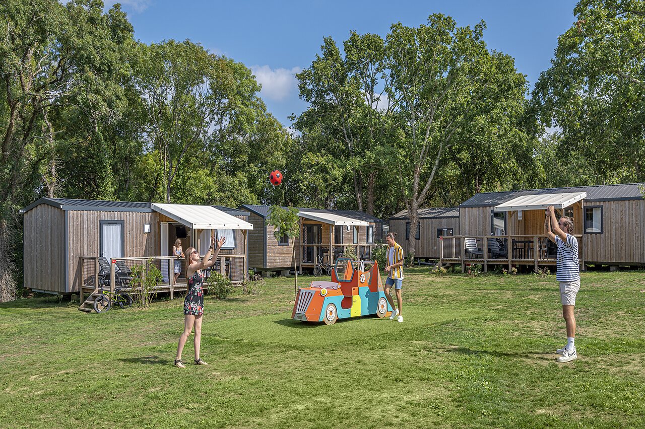 Alojamientos, zona de juegos y actividades familiares en el camping CAPFUN Lodge en SARZEAU (56).
