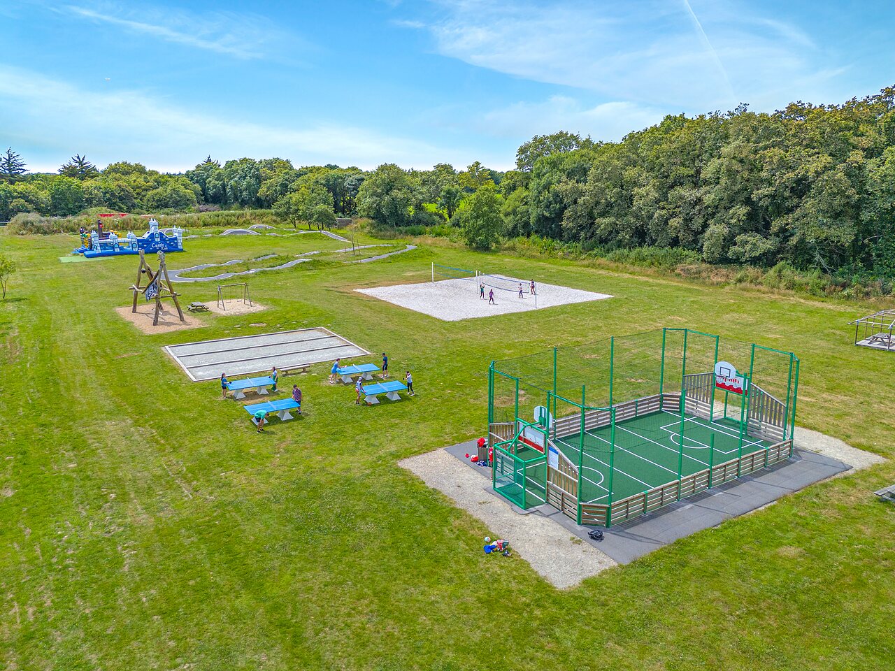 Terrenos multideporte, voleibol, ping-pong, petanca, juegos en camping CAPFUN Lodge SARZEAU.