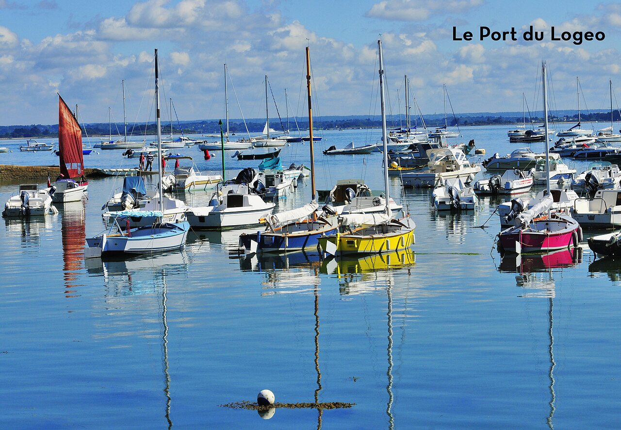 Puerto de Logeo con muchos barcos amarrados bajo cielo azul en Breta�a.