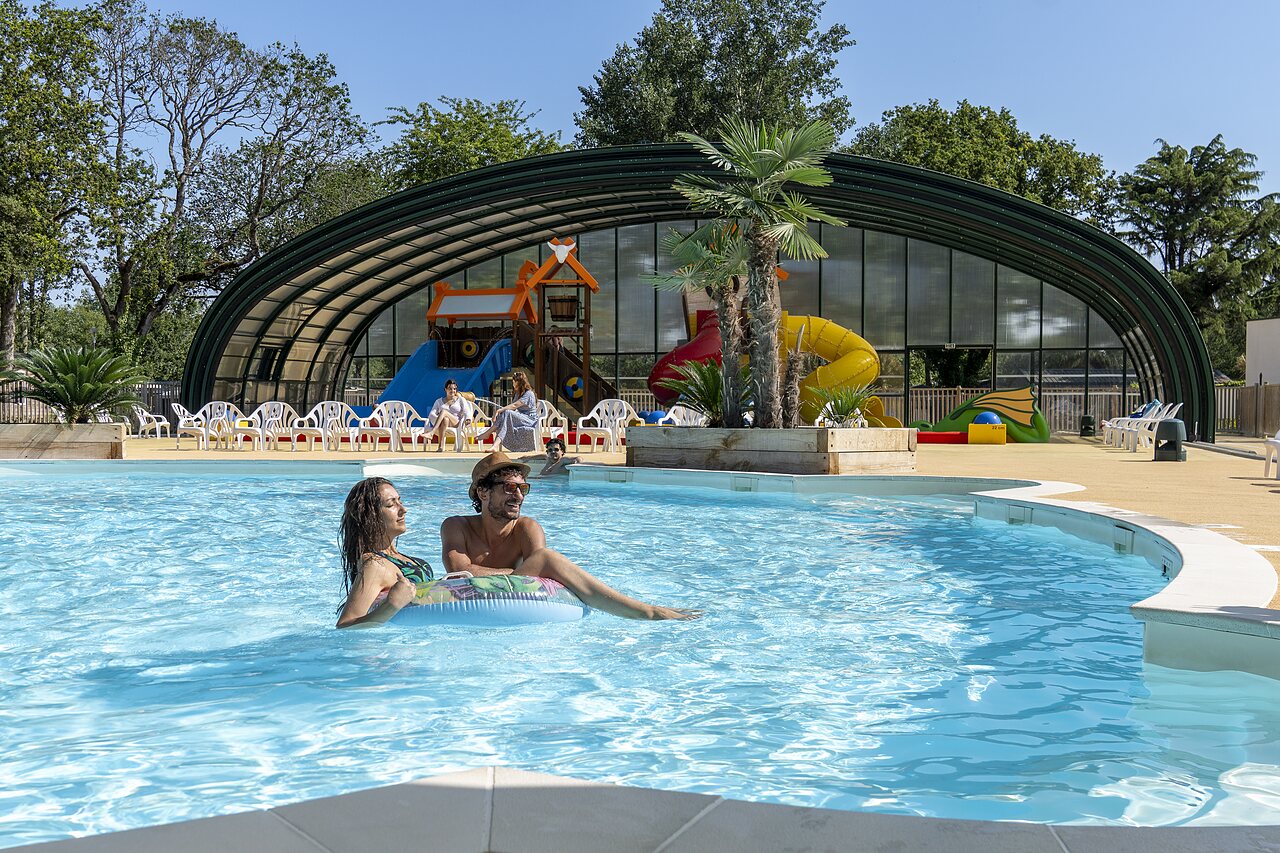 Piscina exterior con toboganes acu�ticos y juegos en el camping CAPFUN Lodge en SARZEAU (56).