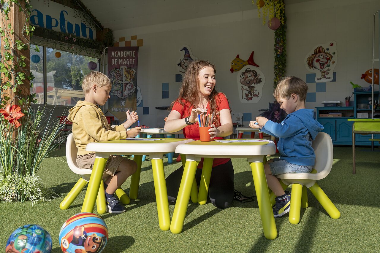 Taller creativo para ni�os con animador en el camping CAPFUN Lodge en SARZEAU (56).