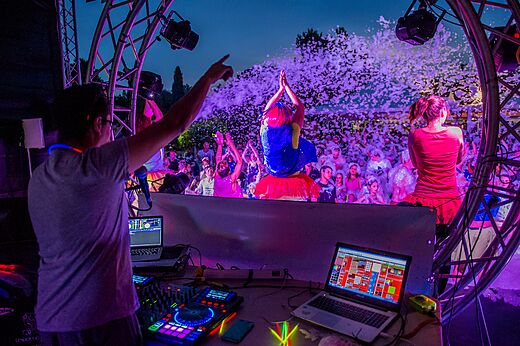 DJ animando fiesta espuma con p�blico en camping CAPFUN Lodge SARZEAU (56).