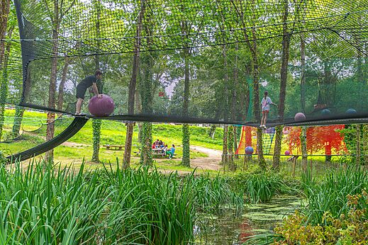 Parque de redes suspendidas con ni�os y pelotas gigantes en el camping CAPFUN Lodge en SARZEAU (56).