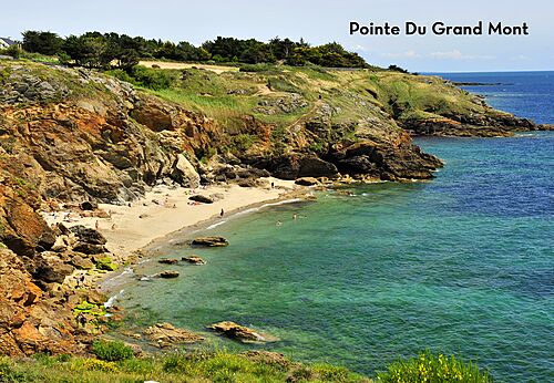 Pointe Du Grand Mont, playa de arena y acantilados rocosos en Bretaña.