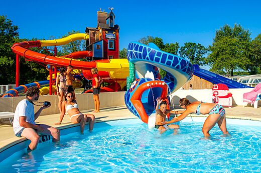 Toboganes acuáticos coloridos y piscina lúdica en el camping CAPFUN Lodge en SARZEAU (56).