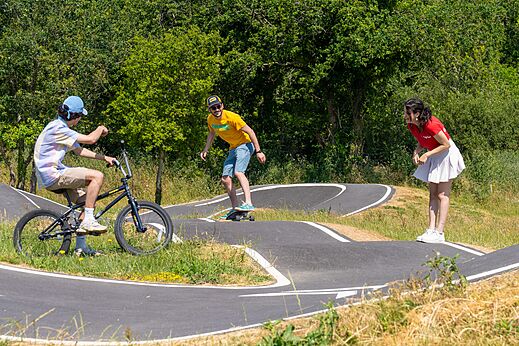 Pump track con BMX y monopat�n en el camping CAPFUN Lodge en SARZEAU (56).
