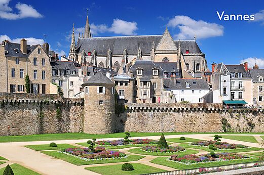 Murallas, jardines y catedral de Vannes, ciudad histórica en Bretaña del Sur.