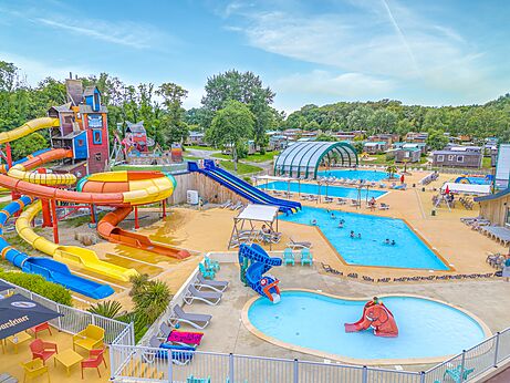 Toboganes gigantes, piscinas, juegos acuáticos en camping CAPFUN Lodge SARZEAU (56).