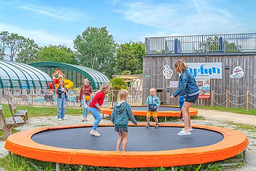 Trampolines para ni�os, �rea de juegos en el camping CAPFUN Lodge SARZEAU (56).