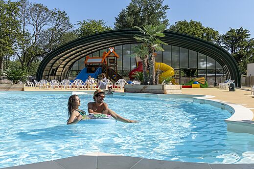 Piscina exterior con toboganes y juegos acuáticos en el camping CAPFUN Lodge en SARZEAU (56).